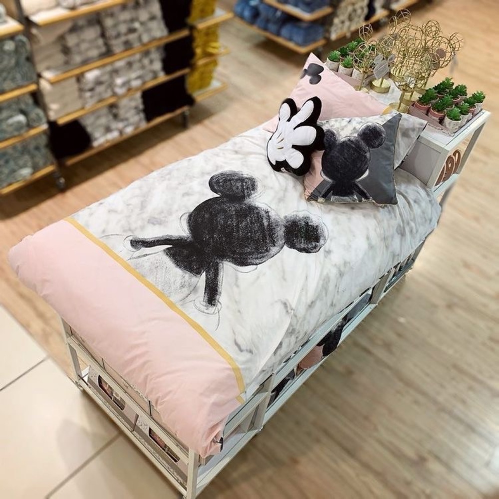 Twin XL Mickey Mouse reversible Duvet cover with duvet insert
